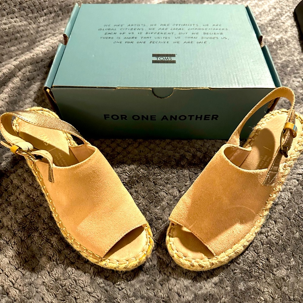 Toms suede woman shoes size 6 . Used just one day, like new! Blush pink color